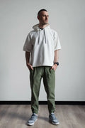 Homme portant le Patron PDF Pantalon Homme EL CAPITANO du XS au XXL, un patron de couture pdf à télécharger pour pantalon élégant et confortable.