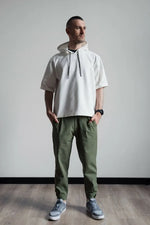 Homme portant le Patron PDF Pantalon Homme EL CAPITANO du XS au XXL, un patron de couture pdf à télécharger pour pantalon élégant et confortable.