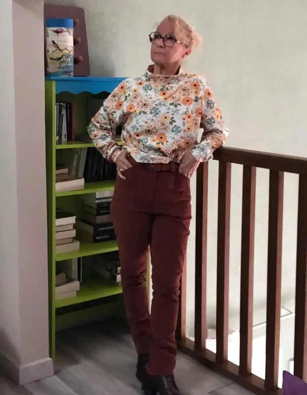 Femme portant le Patron PDF Pantalon Q du 32 au 60 en velours bordeaux, vue de face
