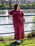Femme portant le Patron PDF Polo multi-manches Kiwi, robe longue bordeaux, vue de profil au bord de l'eau