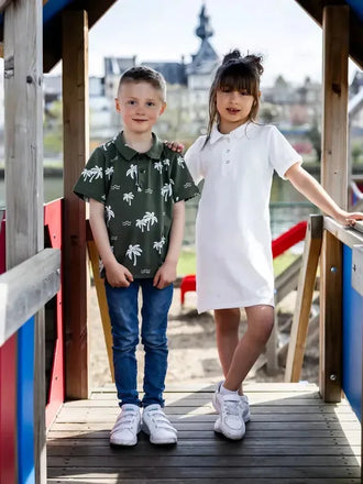Patron PDF Polo multi-manches Kiwi, enfant portant le modèle en vert à motifs, vue de face en coton