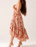 Patron PDF Robe ELLA femme du 30 au 58, vue porté de profil en viscose à motif floral rouge, coupe évasée et volantée