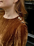 Patron PDF Robe Zoya du XXS au XL, vue portée en velours camel côtelé, détails de coquillages à l'encolure