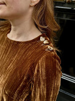 Patron PDF Robe Zoya du XXS au XL, vue portée en velours camel côtelé, détails de coquillages à l'encolure