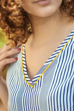 Femme portant le Patron PDF Robe Laurencin du 34 au 48, rayures bleu et blanc, col en V avec biais jaune