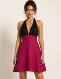 Femme portant le Patron PDF Robe SOLEA du 30 au 58, corsage noir et jupe patineuse bordeaux