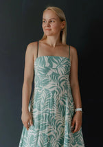 Femme portant le Patron PDF Robe Sans Bretelles NOLA, robe imprimé feuillages vert et blanc, vue de face