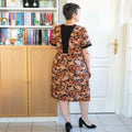 Patron PDF Robe courte Pomme Golden du 34 au 56, vue de dos, fleurs marron et or sur fond noir, coupe ample