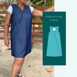 Femme portant le Patron PDF Robe Néris en denim bleu, col V avec croisure, manches courtes, en extérieur