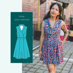 Femme portant le Patron PDF Robe Pelagia sans manches du 32 au 52, imprimé floral bleu et corail, col portefeuille