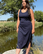 Femme portant le Patron PDF Robe Cotelle du 32 au 52, vue n°8, robe longue fluide en jersey marine au bord d'une rivière