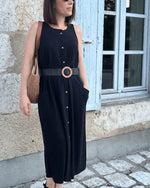 Femme portant le Patron PDF Robe Aliz du 32 au 52, robe longue noire boutonnée avec ceinture marron
