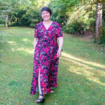 Femme portant Patron PDF Robe longue Pomme Gala du 34 au 56, robe élégante avec encolure croisée et fente avant, à télécharger.