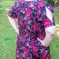 Patron PDF Robe longue Pomme Gala du 34 au 56, vue arrière de la robe à motif floral éclatant, mettant en valeur les manches originales.