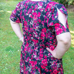 Patron PDF Robe longue Pomme Gala du 34 au 56, vue arrière de la robe à motif floral éclatant, mettant en valeur les manches originales.