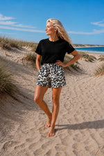 Patron PDF Short Figuette Femme du 34 au 54, porté à la plage en coton imprimé noir et blanc