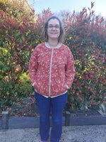 Femme portant le Patron PDF Sweat ALPIN Adulte du XXS au 6XL, patron de couture pdf à télécharger, devant des buissons rouges.