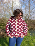 Personne portant un sweat fleuri, exemple de Patron PDF Sweat ALPIN Adulte du XXS au 6XL, patron de couture pdf à télécharger.