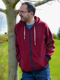 Homme portant le Patron PDF Sweat ALPIN Adulte du XXS au 6XL, un modèle zippé confortable et moderne, idéal pour la couture quotidienne.