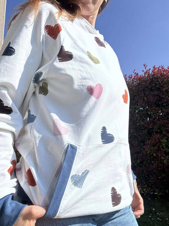 Patron PDF Sweat ATLAS Adulte du XXS au 6XL, sweat blanc à motif cœur, poche kangourou, col bord-côte visible, patron de couture pdf à télécharger