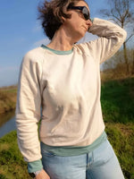 Femme portant le Patron PDF Sweat ATLAS Adulte du XXS au 6XL, confort et style intemporel en extérieur, patron de couture pdf à télécharger.