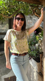 Femme portant le Patron PDF T-Shirt Femme Zestia, manches courtes motif fleuri, sous une tonnelle de verdure
