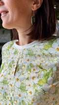 Femme portant le Patron PDF T-Shirt Femme Zestia, vue de face en coton imprimé floral blanc et vert