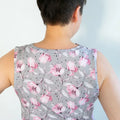 Patron PDF T-Shirt femme col bénitier sans manche Mandarine, vue de dos en coton imprimé fleurs roses