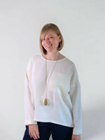 Femme portant le Patron PDF Top Luca Femme du XS au XXL, manches longues en coton blanc cassé, vue de face souriante