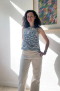 Femme portant le Patron PDF Top Riley du 34 au 48, motifs géométriques bleus et blancs, pantalon beige clair