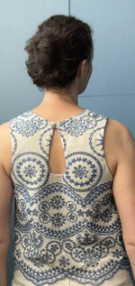 Femme portant le Patron PDF Top Riley du 34 au 48, vue de dos, broderie anglaise bleu marine sur coton écru