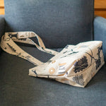 Petit Tote Bag avec Fond en coton écru, motifs marins bleu et beige, posé sur canapé gris