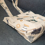 Petit Tote Bag avec fond en coton imprimé, détails de couture visibles, posé sur tissu gris