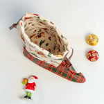 Pochette Botte de lutin de Noël vue de dessus avec des décorations de Noël, style original et patron de couture pdf à télécharger.