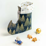 Pochette Botte de lutin de Noël en tissu avec motifs d'arbres dorés et décorations de Noël, patron de couture pdf à télécharger.