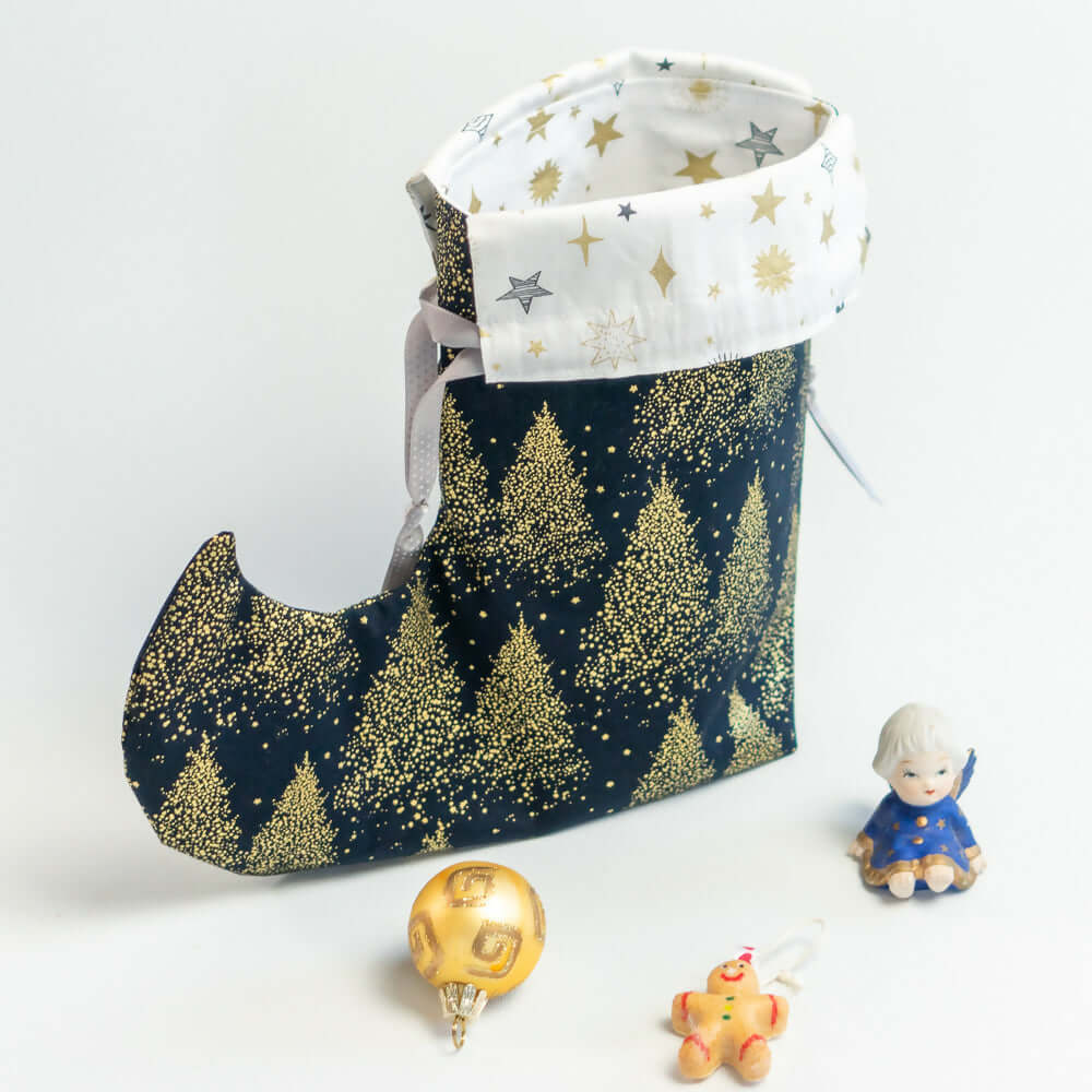 Pochette Botte de lutin de Noël en tissu décoratif, idéale pour offrir des cadeaux et réaliser un joli décor de fêtes.
