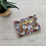 Pochette STEPH à coudre avec motif floral et poches zippées, parfait pour le bricolage de couture avec patron PDF.