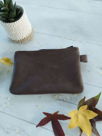 Pochette STEPHANIE en cuir marron, idéale pour des projets de couture avec tutoriel et patron PDF.