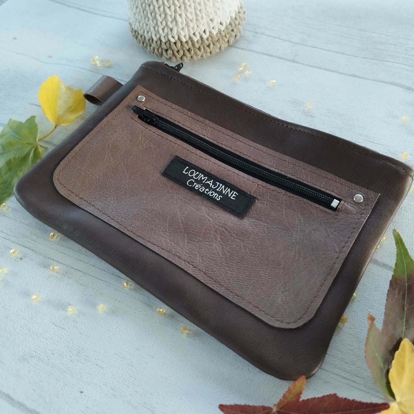 Pochette Stéphanie en cuir avec poche zippée, tutoriel couture et patron PDF inclus.