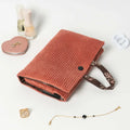 Pochette à bijoux Violette en velours côtelé, parfaite pour ranger vos bijoux avec style et organisation.