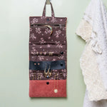 pochette à bijoux Violette avec rangements pour bagues, boucles d'oreilles et colliers, en tissu floral marron.