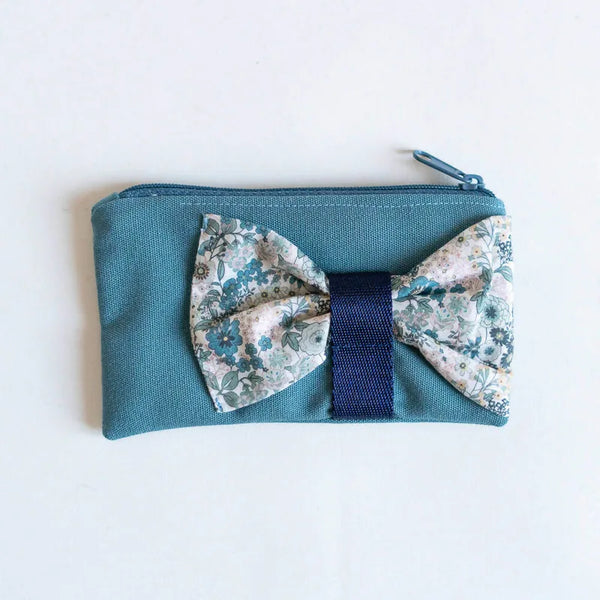 Pochette et porte-monnaie avec nœud, 2 formats – Groseille, patron de couture pdf à télécharger, modèle en tissu bleu et fleuri.