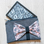 Pochette et porte-monnaie avec nœud, 2 formats – Groseille. Patron de couture pdf à télécharger, motif floral élégant.