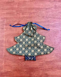 Pochon Sapin de Noël cousu avec un patron de couture pdf à télécharger, idéal pour emballage cadeau réutilisable ou décoration festive.