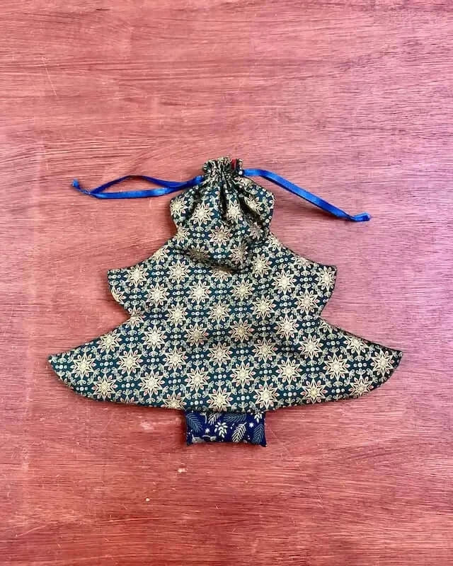 Pochon Sapin de Noël cousu avec un patron de couture pdf à télécharger, idéal pour emballage cadeau réutilisable ou décoration festive.