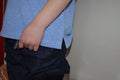 Polo MARCOLOPO enfant à manches courtes, patron de couture pdf à télécharger, montré sur un garçon portant un pantalon en denim.