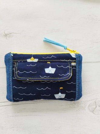 Porte-monnaie multifonction en tissu marin, pratique et élégant, pour un tuto de couture avec patron PDF.