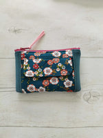 Porte-monnaie multifonction élégant avec motifs floraux, parfait pour organiser vos essentiels au quotidien.