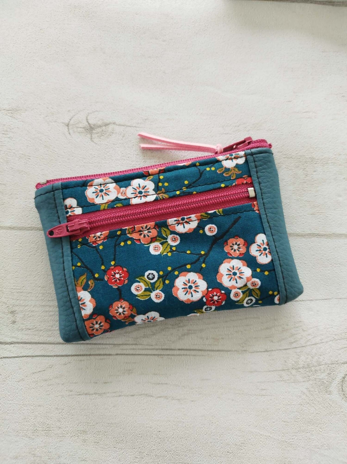 Porte-monnaie multifonction en tissu fleuri, parfait pour organiser cartes et clés, avec un tutoriel couture disponible en PDF.