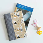 Protège carnet et livre, 8 formats et sur-mesure – Réglisse avec motif lapins et tissus à pois, patron de couture pdf à télécharger.